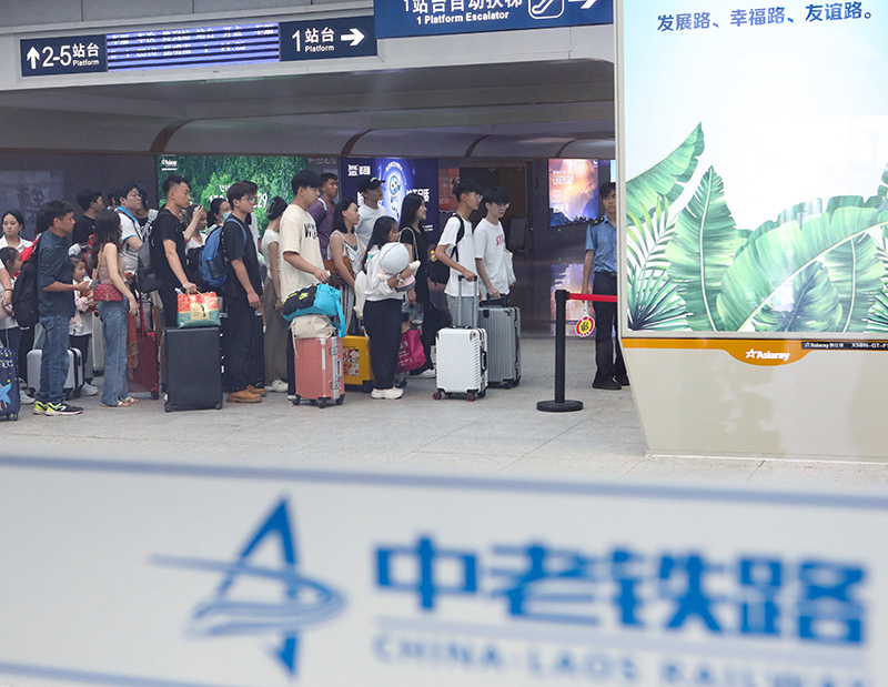 在云南景洪市的中老铁路西双版纳站，旅客有序进入站台乘车（2023年10月5日摄）。