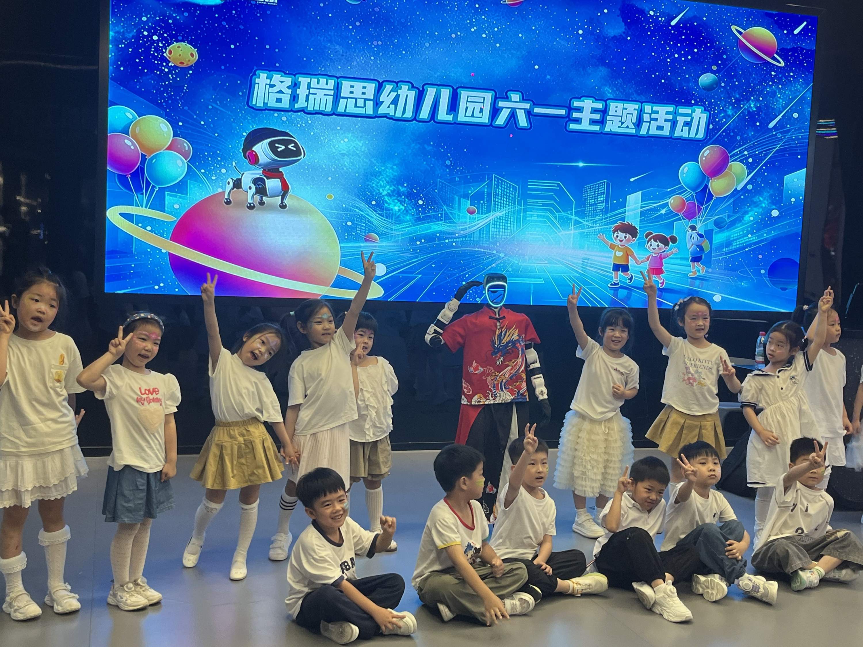 机器人组乐队合奏还能双语介绍景点!今夏去机器人场馆“赛博避暑”(图1)