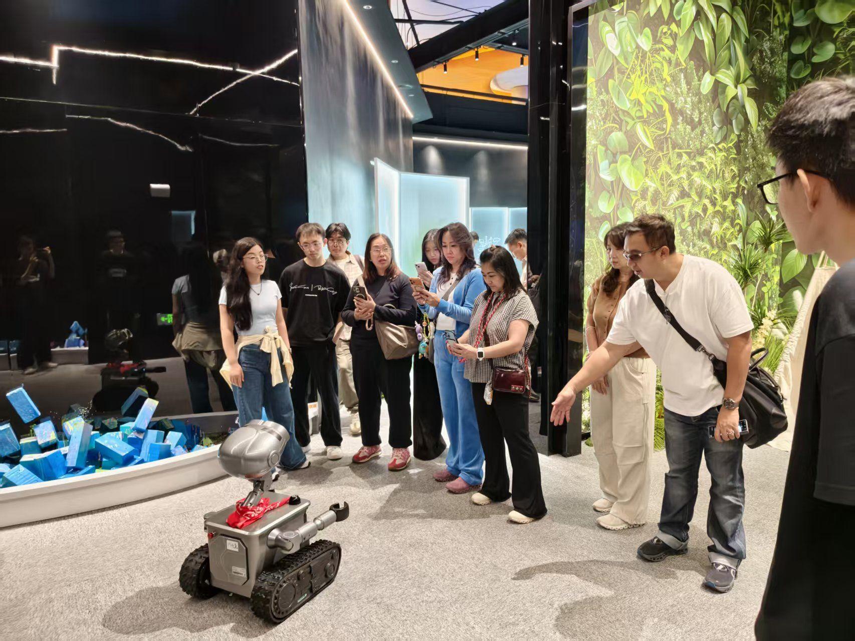 机器人组乐队合奏还能双语介绍景点!今夏去机器人场馆“赛博避暑”(图8)