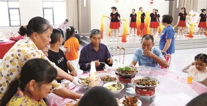 村民在“拾桥新风堂”参加周岁宴。黄宇航 摄