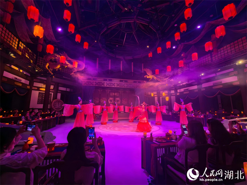 知音殿内的夜间沉浸式餐秀《三国群芳宴》。人民网记者 周雯摄