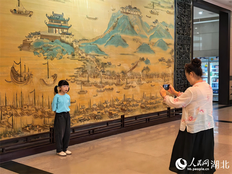 武汉博物馆内,游客正在《江汉揽胜图》(展示品)前打卡拍照。人民网记者 周雯摄