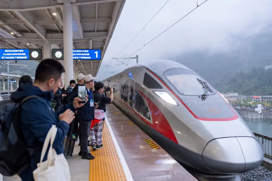 宜兴高铁缓缓驶入车站