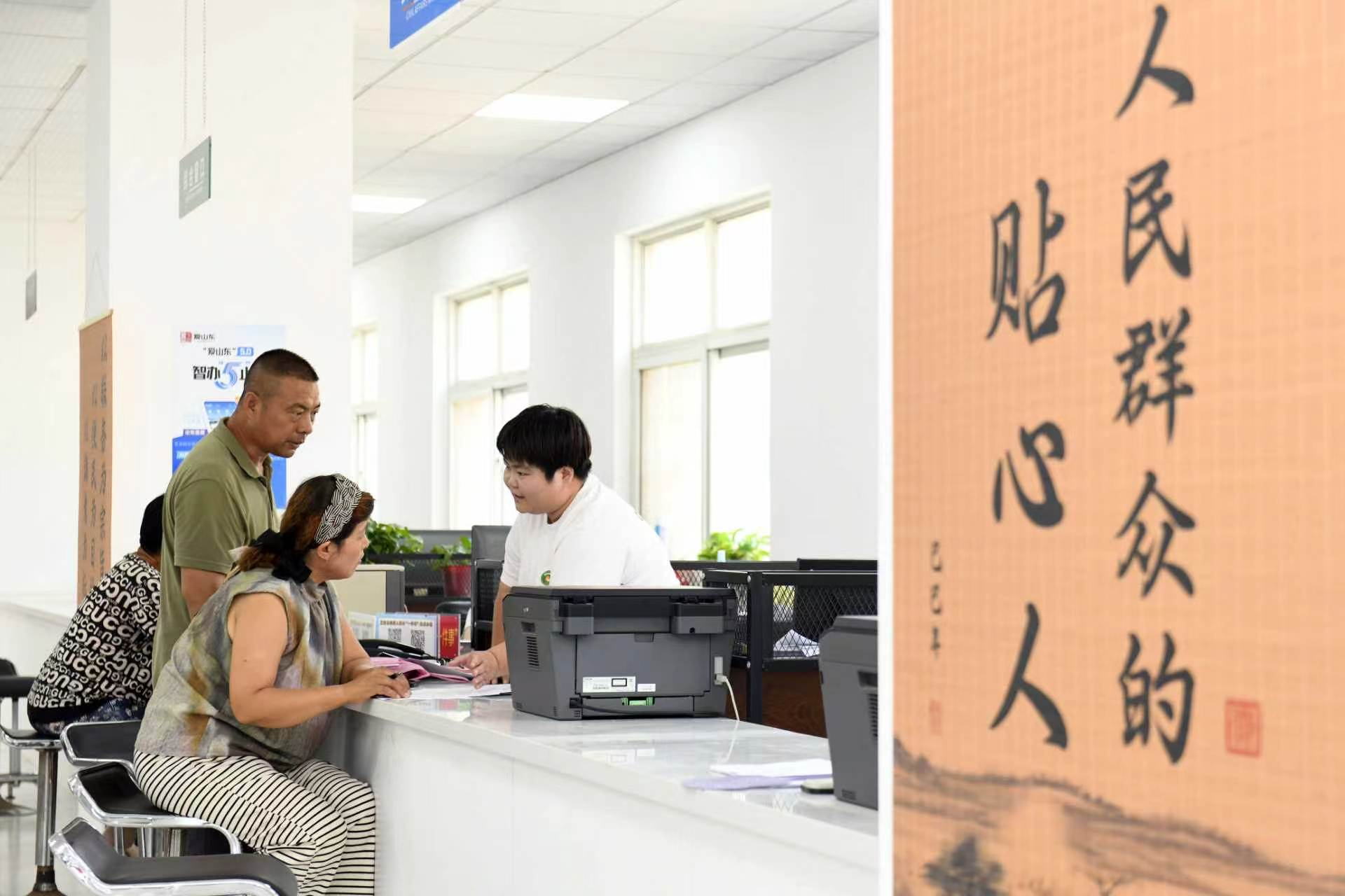 2026年7月5日，在山东省德州市夏津县香赵庄镇党建综合阵地，工作人员为群众办理低保业务。