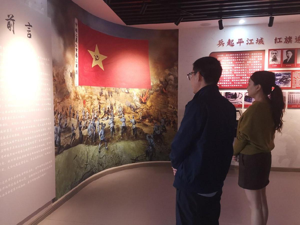 　游客参观红三军团建军纪念馆.jpg